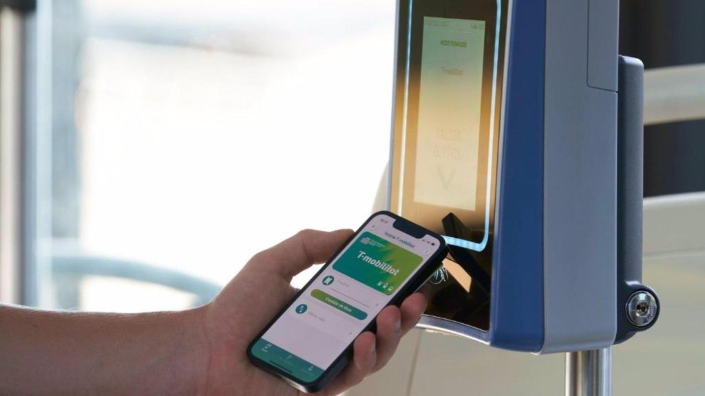Una persona valida la seva T-Mobilitat en un autobús a Barcelona
