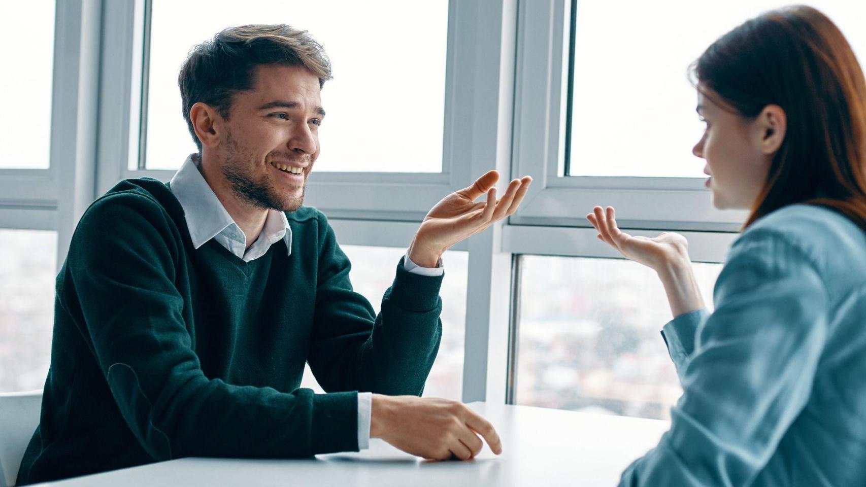 Dos personas hablando