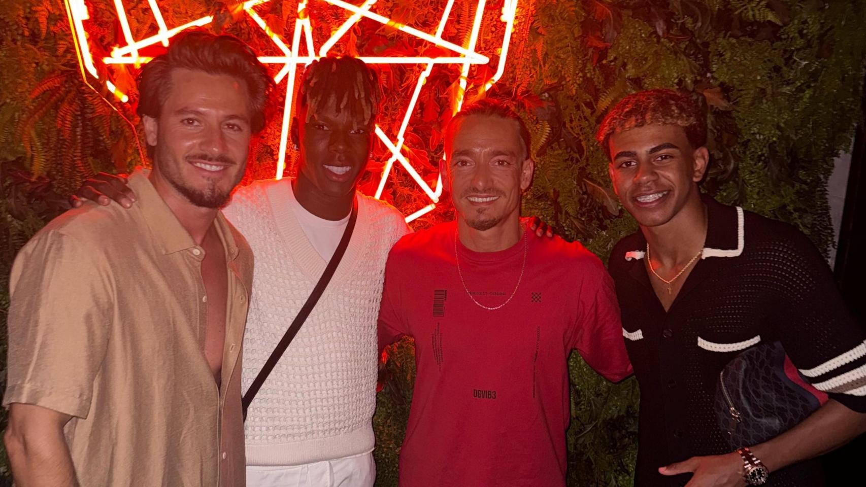 Nico Williams y Lamine Yamal, en un restaurante de moda de Marbella