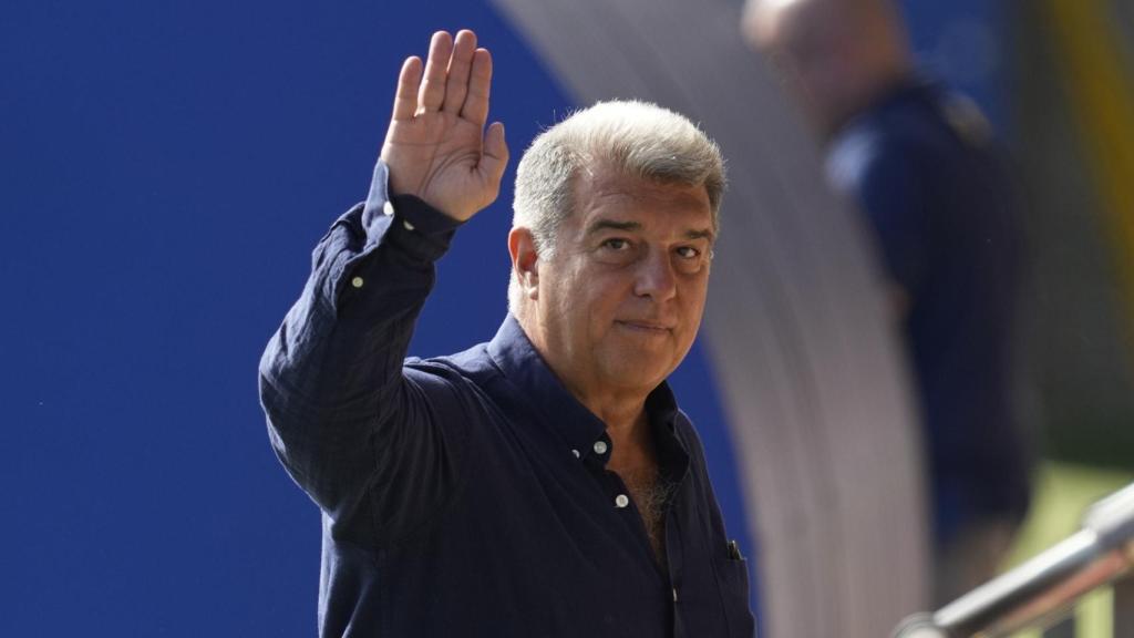 Joan Laporta saluda a la prensa en el entrenamiento del Barça