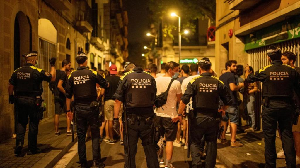 Agentes de la UREP en el control de un botellón en Barcelona
