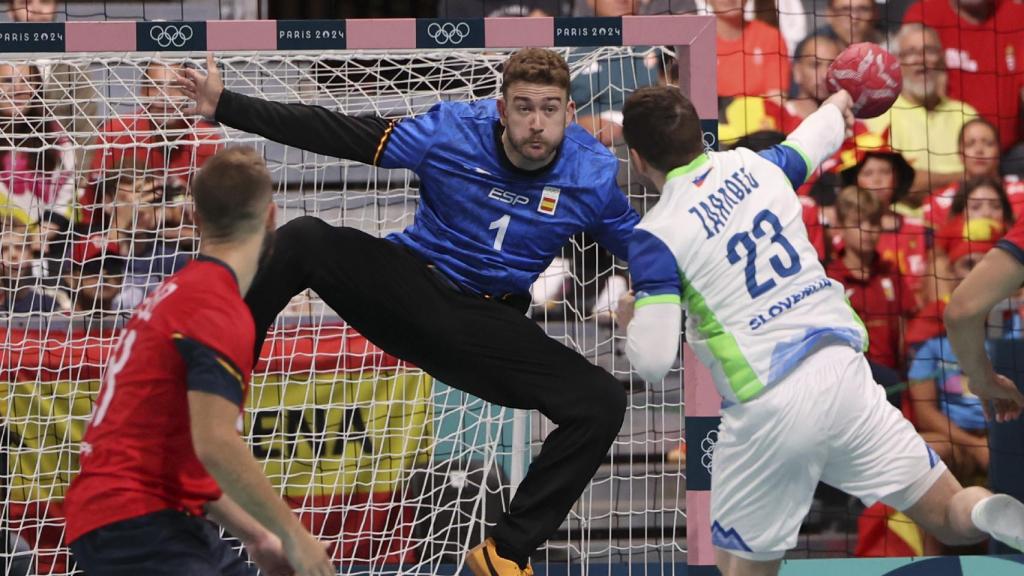 Gonzalo Pérez de Vargas evita un gol de Eslovenia en el debut de los Juegos Olímpicos