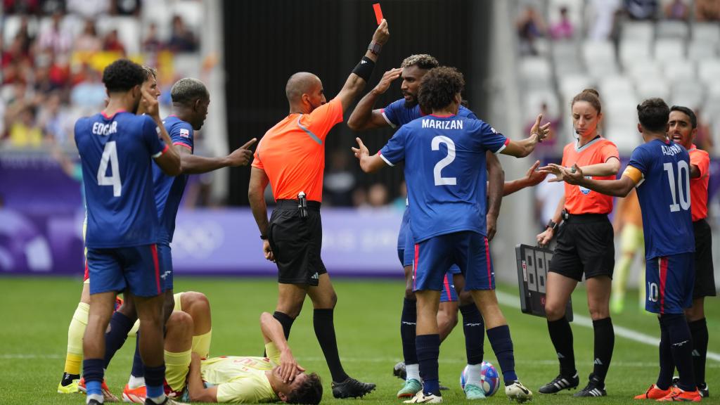 El árbitro expulsa a Azcona por una falta sobre Pau Cubarsí