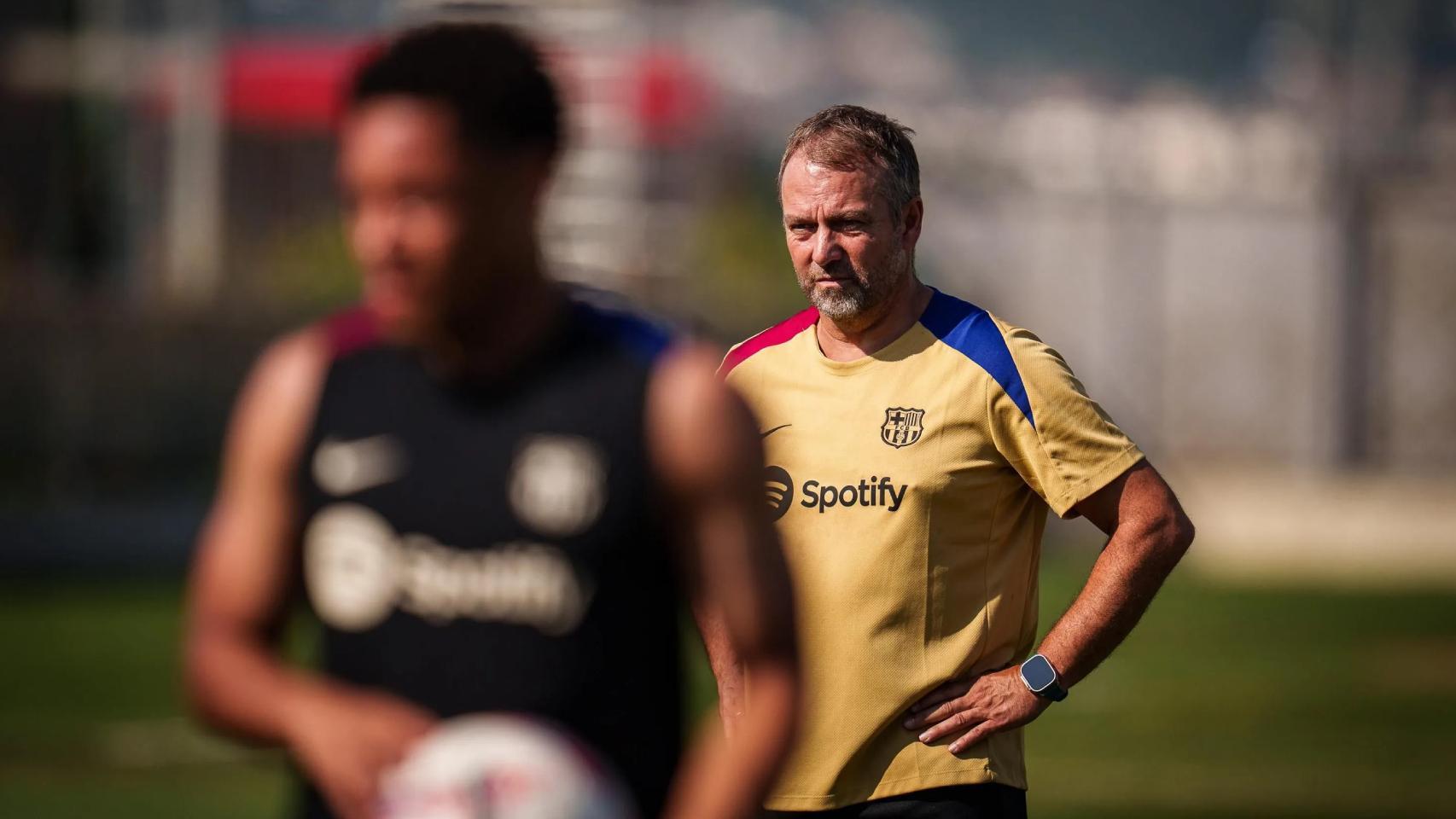 Hansi Flick, atento al trabajo de los jugadores del Barça en la Ciutat Esportiva