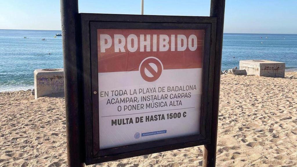 Cartell informatiu i d'advertiment a la platja de Badalona