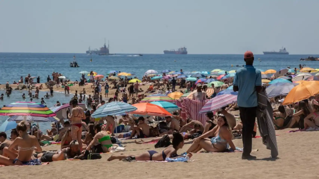 Platja a Barcelona en una imatge d'arxiu