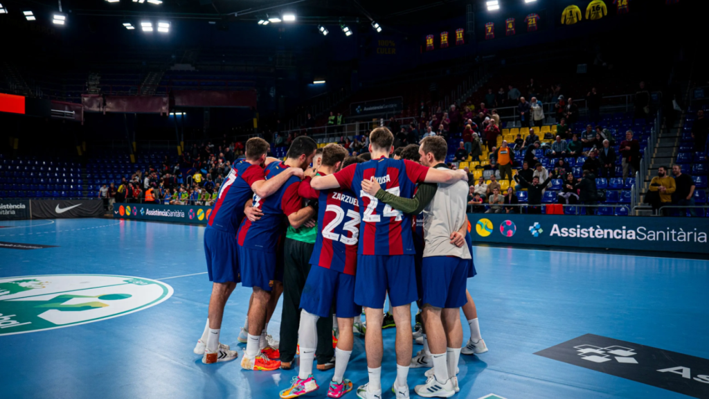 El Barça de balonmano celebra la última victoria en Liga Asobal 23-24