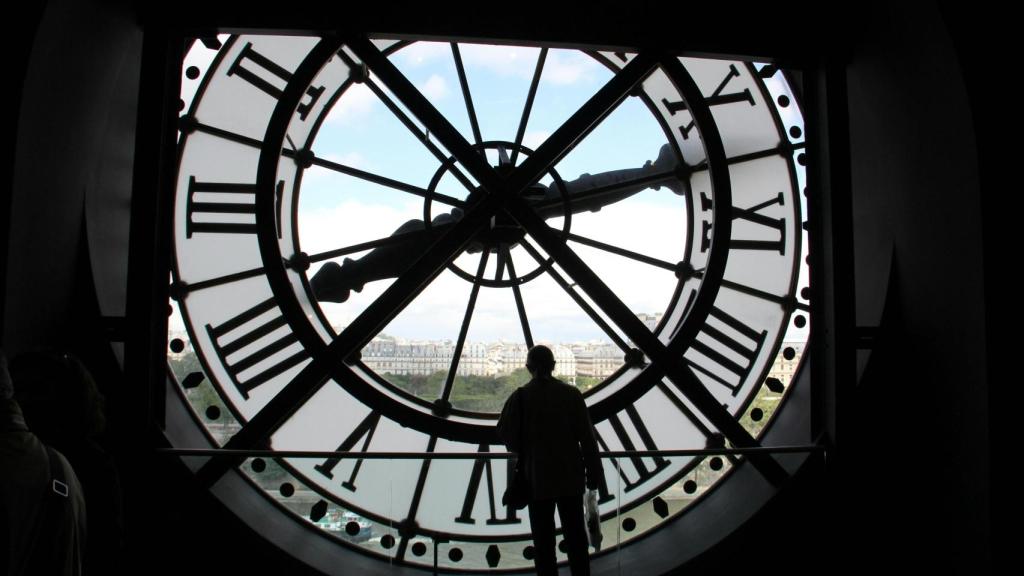 Un hombre y un reloj