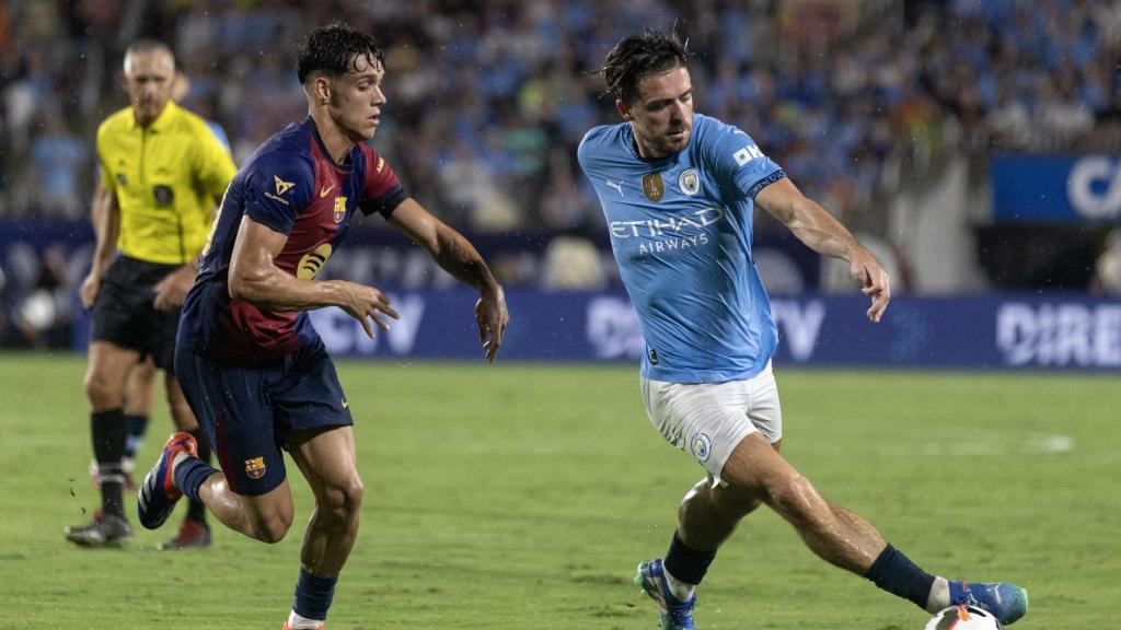 Héctor Fort marca a Jack Grealish en el amistoso entre el Barça y el Manchester City