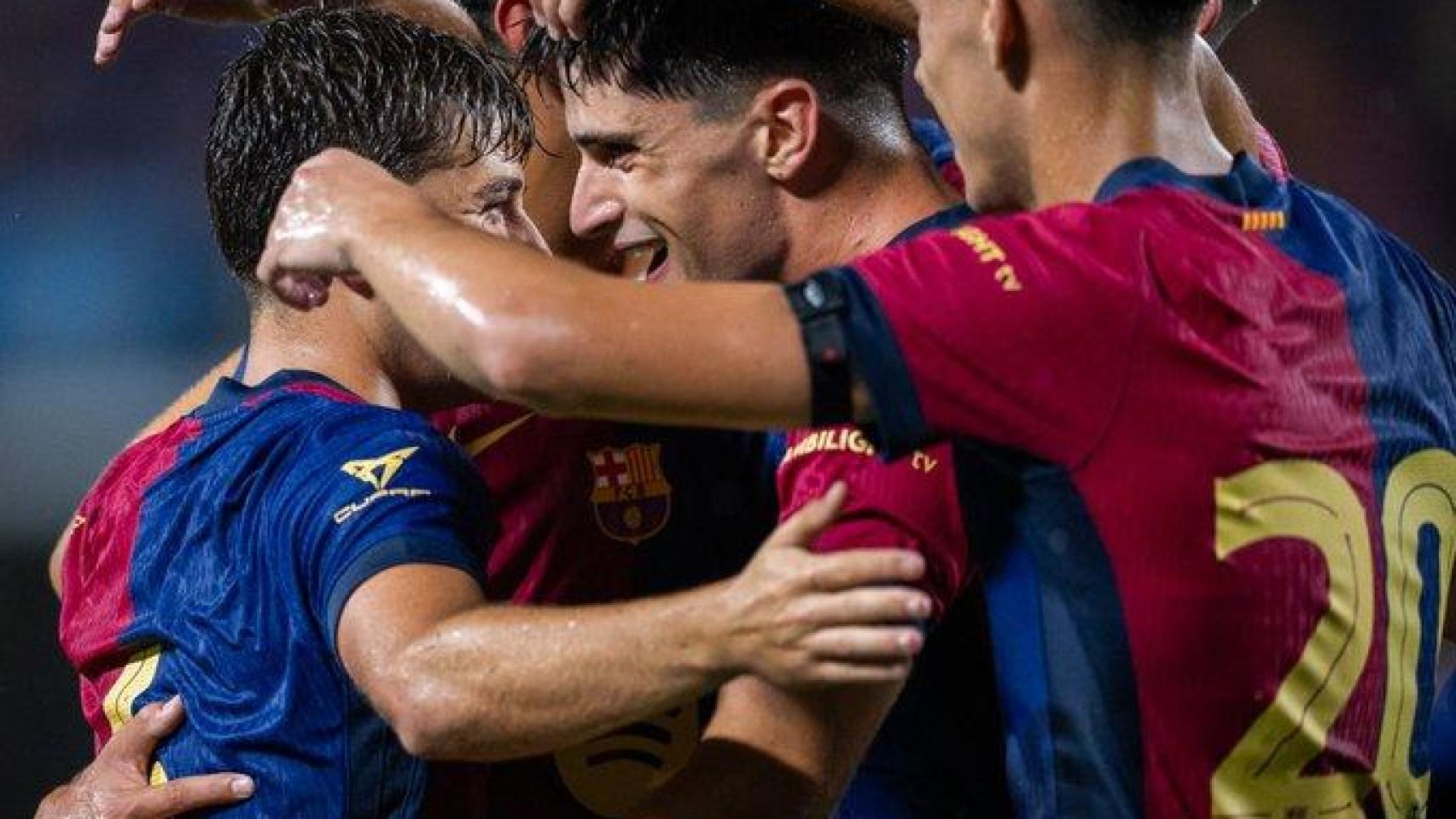 Pau Víctor y los jugadores del Barça celebran su victoria ante el Manchester City