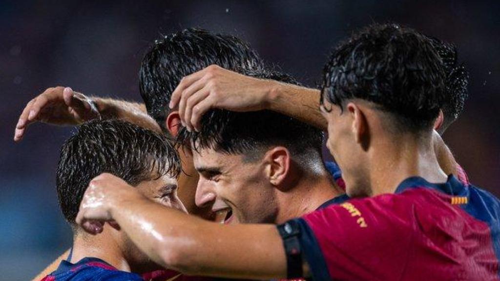 Pau Víctor y los jugadores del Barça celebran su victoria ante el Manchester City