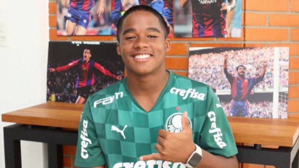 Endrick, de crío, en su habitación rodeado de pósters del Barça