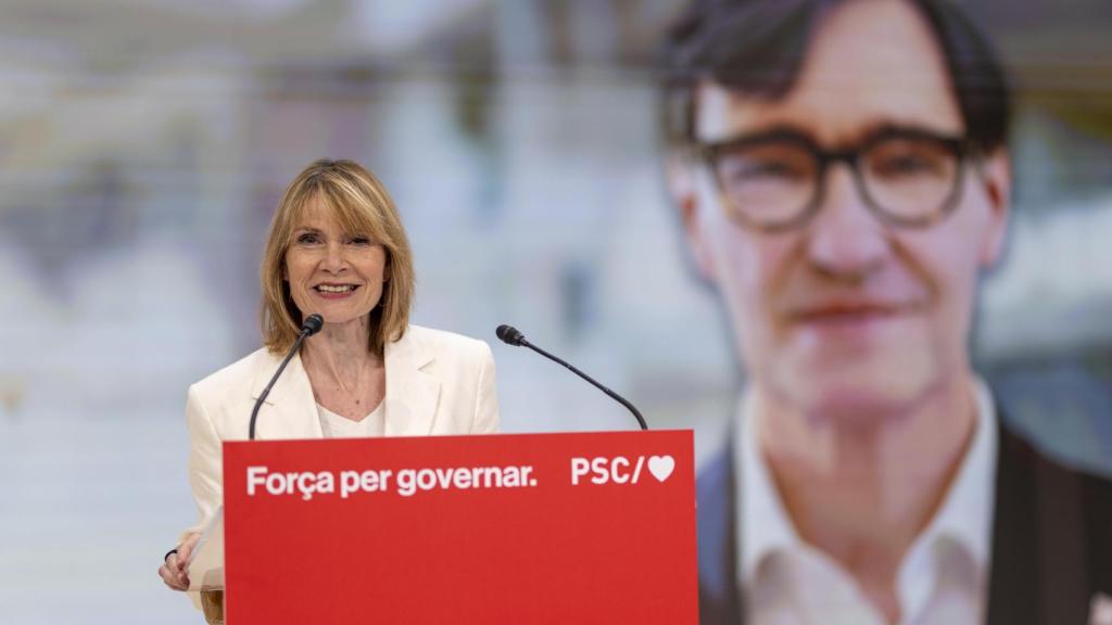 Lluïsa Moret, encargada de las negociaciones por la investidura de Salvador Illa, cuyo rostro aparece en una gran imagen de fondo