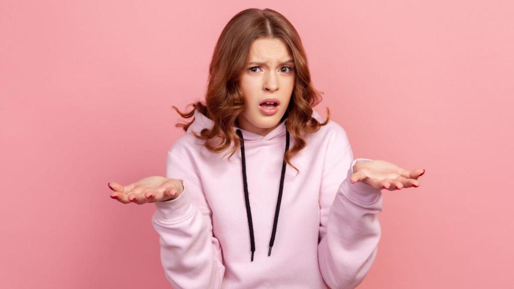 Una mujer expresa duda y extrañeza