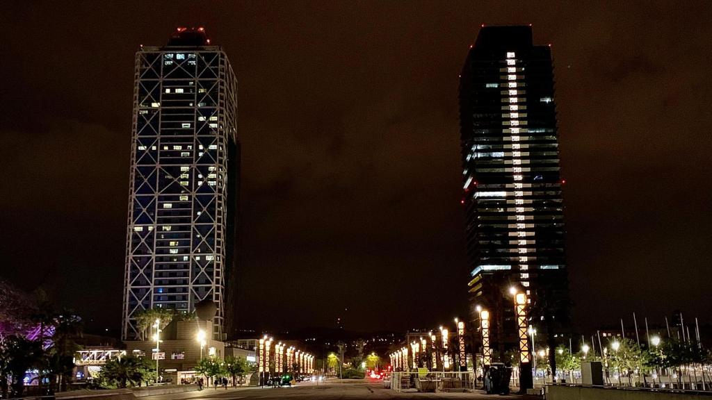 La Torre Mapfre y el Hotel Arts, las dos torres del Port Olímpic que se ven desde el mirador de Collserola
