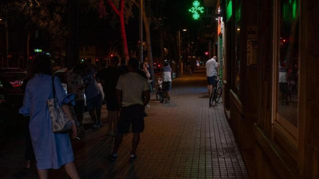 Una farmacia del paseo Maragall de Barcelona marca 32 grados
