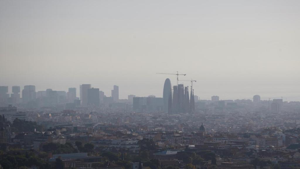Panoràmica de Barcelona durant un episodi de contaminació