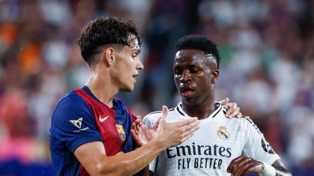 Héctor Fort y Vinicius Jr se saludan tras la victoria del Barça en el clásico de Estados Unidos