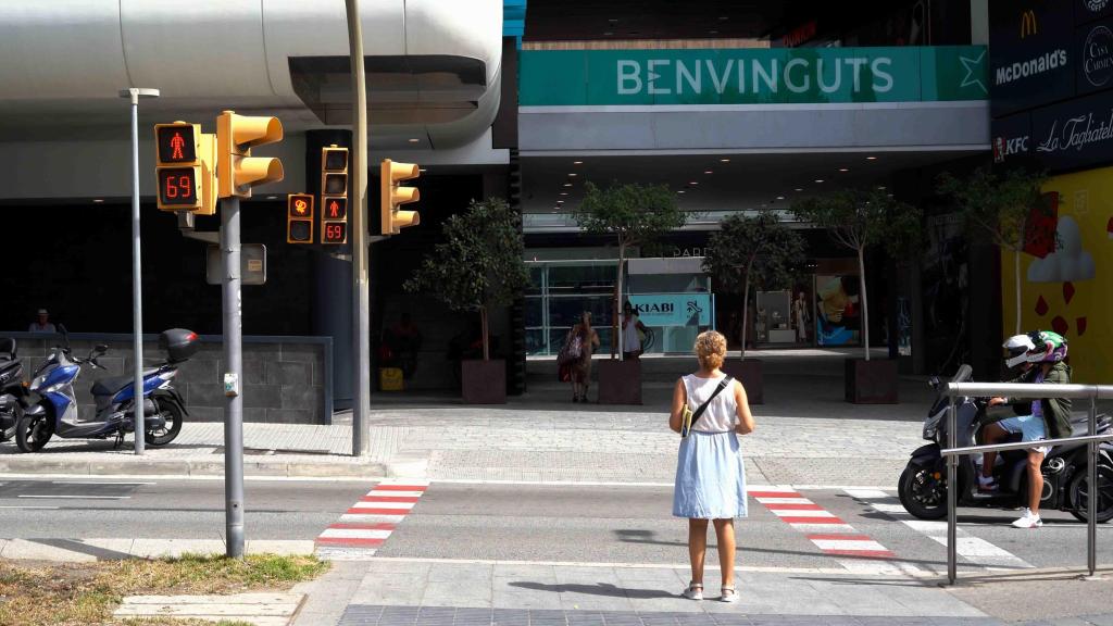 Una mujer cruza uno de los semáforos