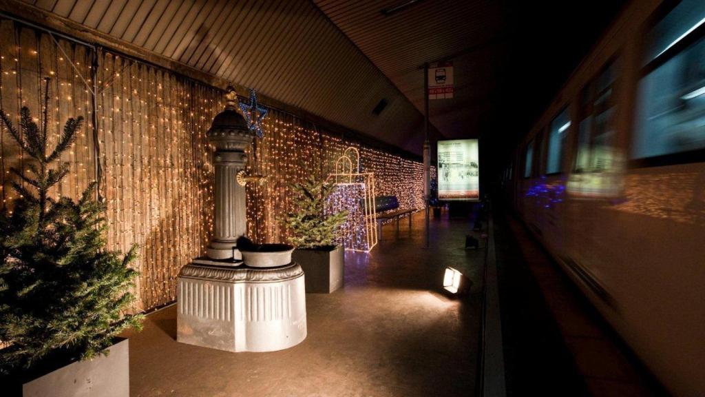 Estació fantasma de Gaudí del metro de Barcelona decorada per Nadal