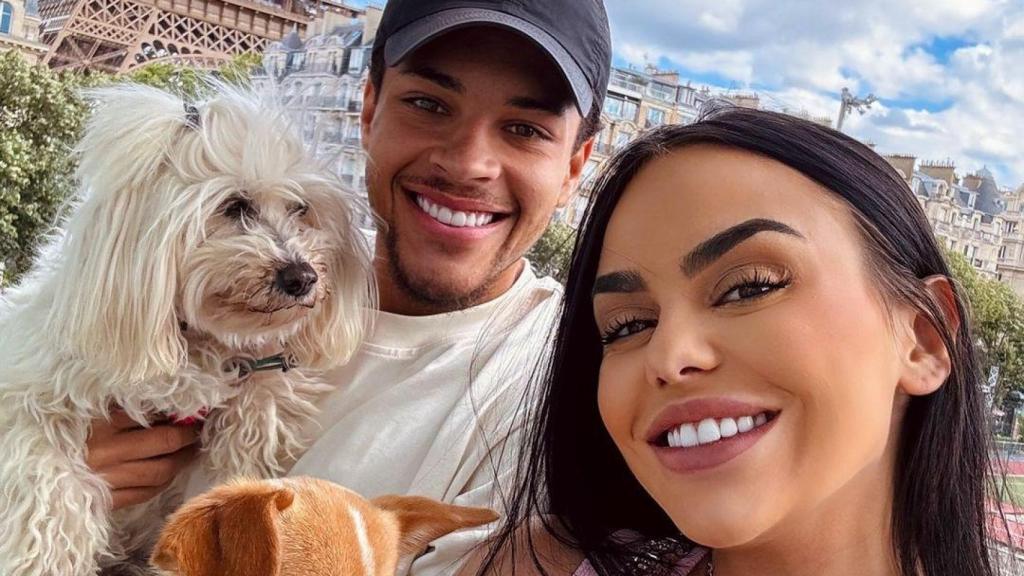 Vitor Roque y su esposa, de escapada romántica en París