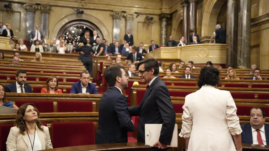 El 'president' saliente, Pere Aragonès, conversa con su sucesor, Salvador Illa, antes de su investidura