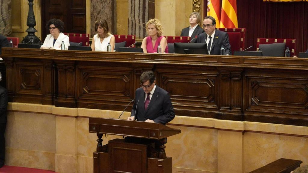 El presidente de la Generalitat, Salvador Illa, en el hemiciclo del Parlament