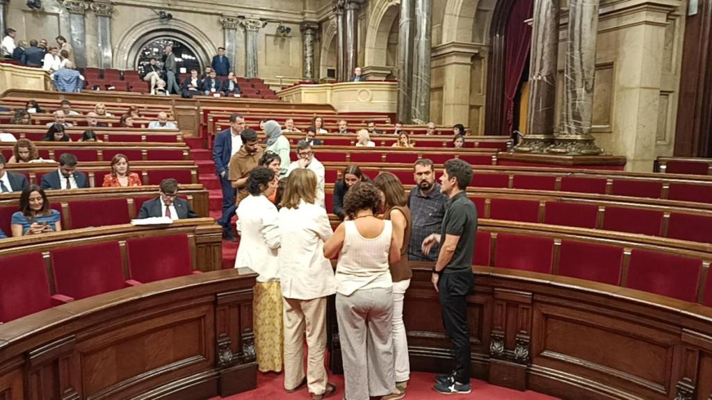Representantes de PSC, ERC, Comunes y la CUP reunidos en el hemiciclo tras la moción de Junts que pide frenar la investidura de Salvador Illa