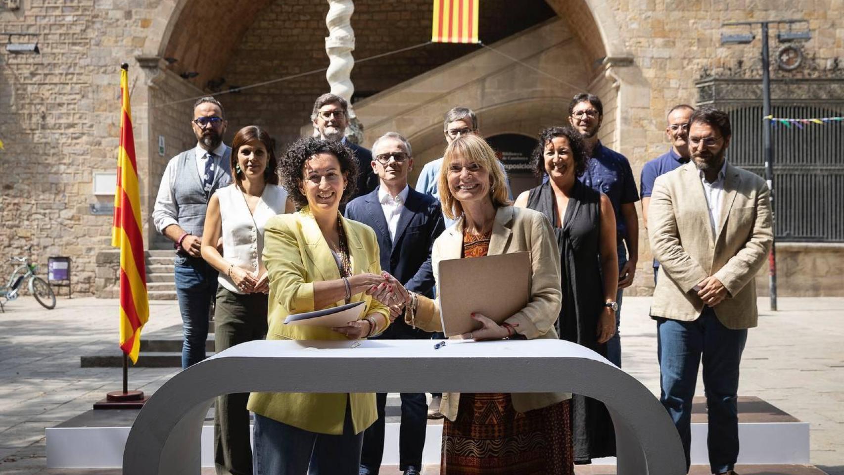 Imagen conjunta de los equipos negociadores de ERC y el PSC