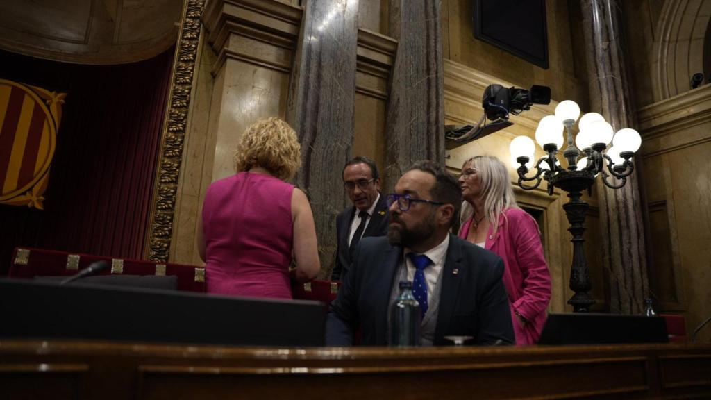 Josep Rull, presidente del Parlament, y el resto de miembros de la Mesa, en uno de los recesos para valorar la posible suspensión de la investidura de Salvador Illa por las presiones de Junts