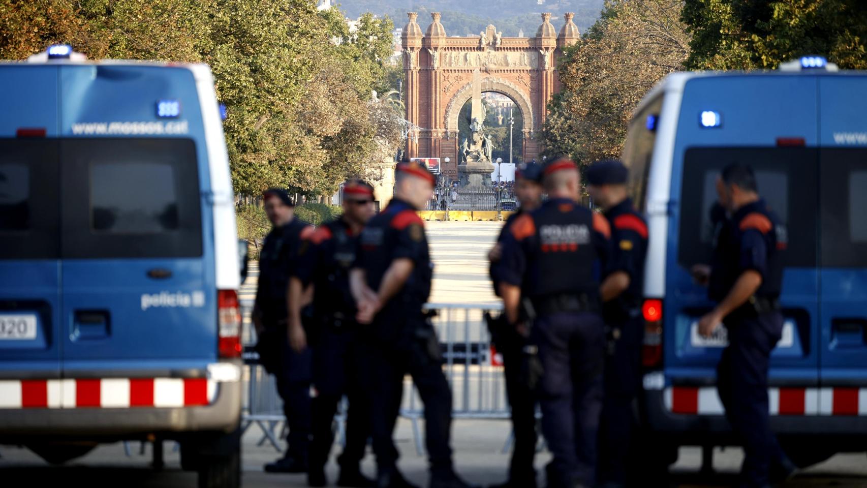 Efectivos del Área Regional de Recursos Operativos de Mossos, en Arc de Triomf ayer