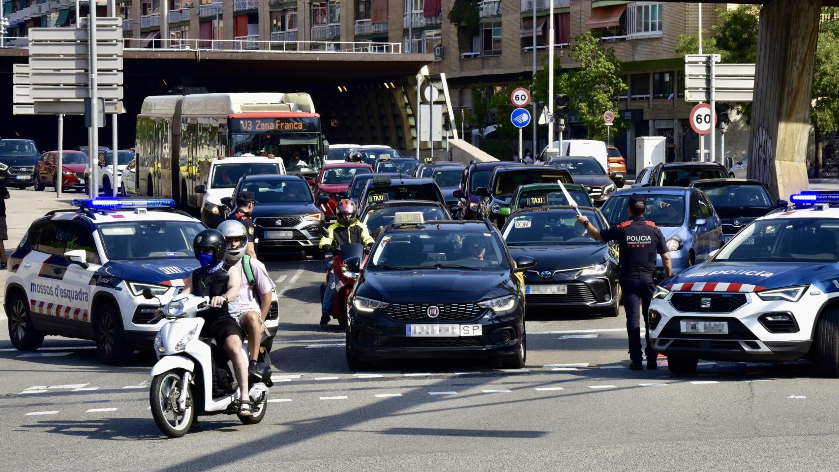 Los Mossos d'Esquadra realizan controles policiales tras el regreso del expresidente de la Generalitat Carles Puigdemont, enmarcado en la ‘Operación Jaula'