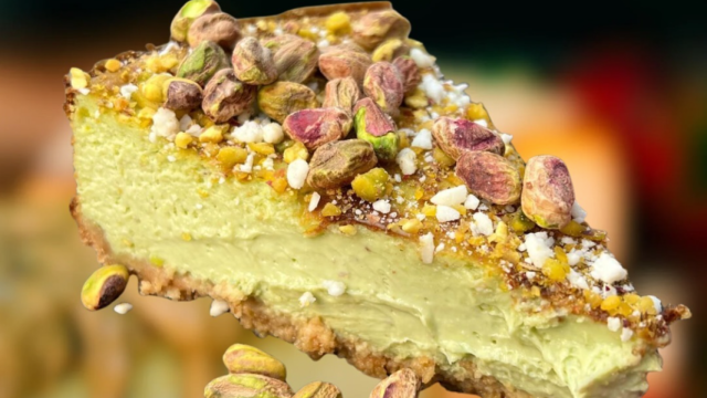 Una porción de tarta de queso de pistacho de La Cremosa, que abre La Cremosa Land en Barcelona en colaboración con @comidaperronaa