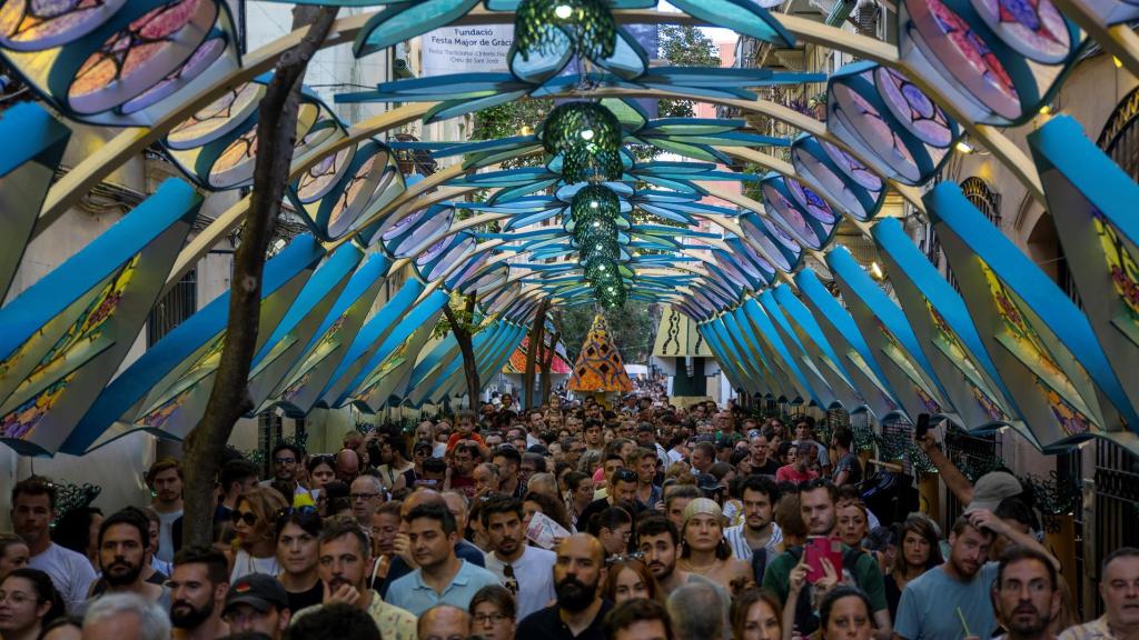 Numerosos veïns i turistes durant les Festes de Gràcia a Barcelona en una imatge d'arxiu