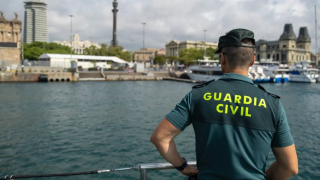 Imagen de un agente de la Guardia Civil en el Puerto de Barcelona