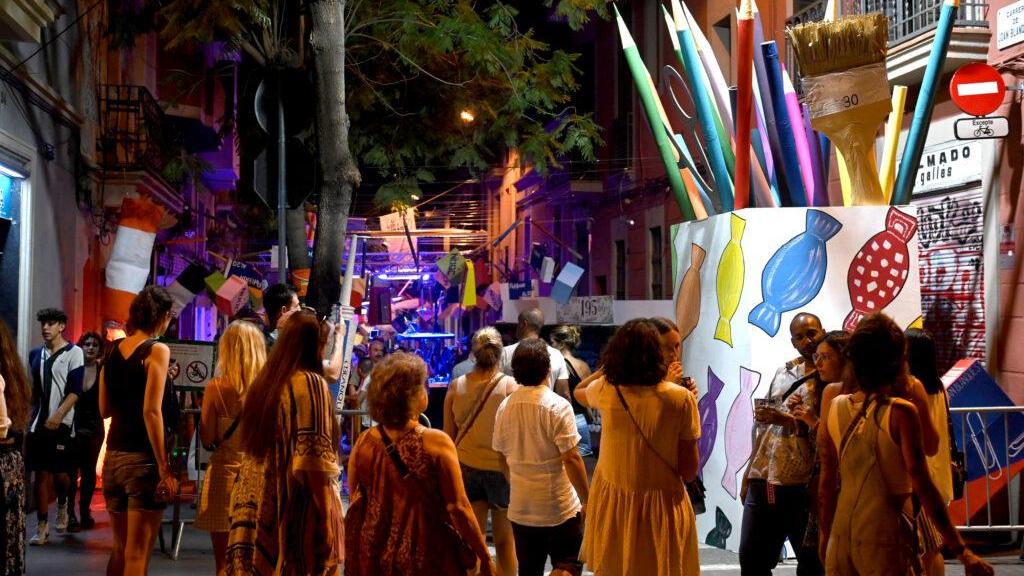 Decoració d'un carrer per les Festes de Gràcia a Barcelona