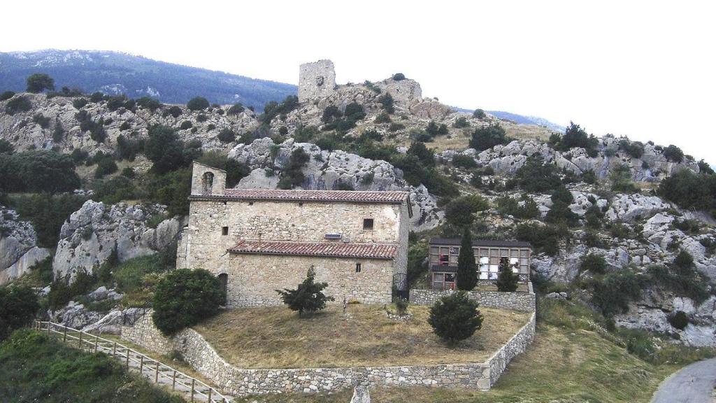 Les ruinas del castillo y de la iglesia de Santa Cecilia de Odén