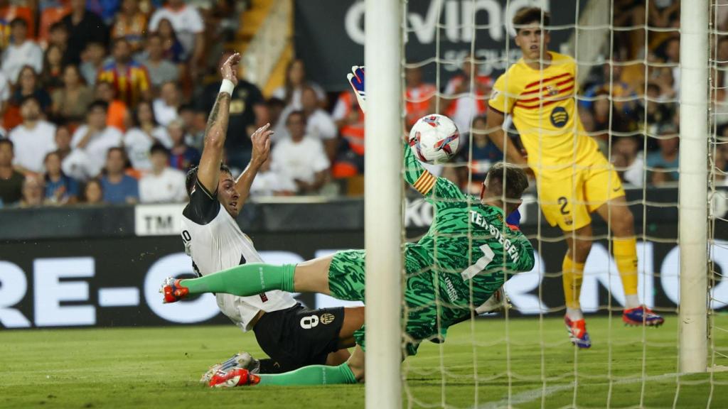 Ter Stegen salva el balón en la línea contra el Valencia