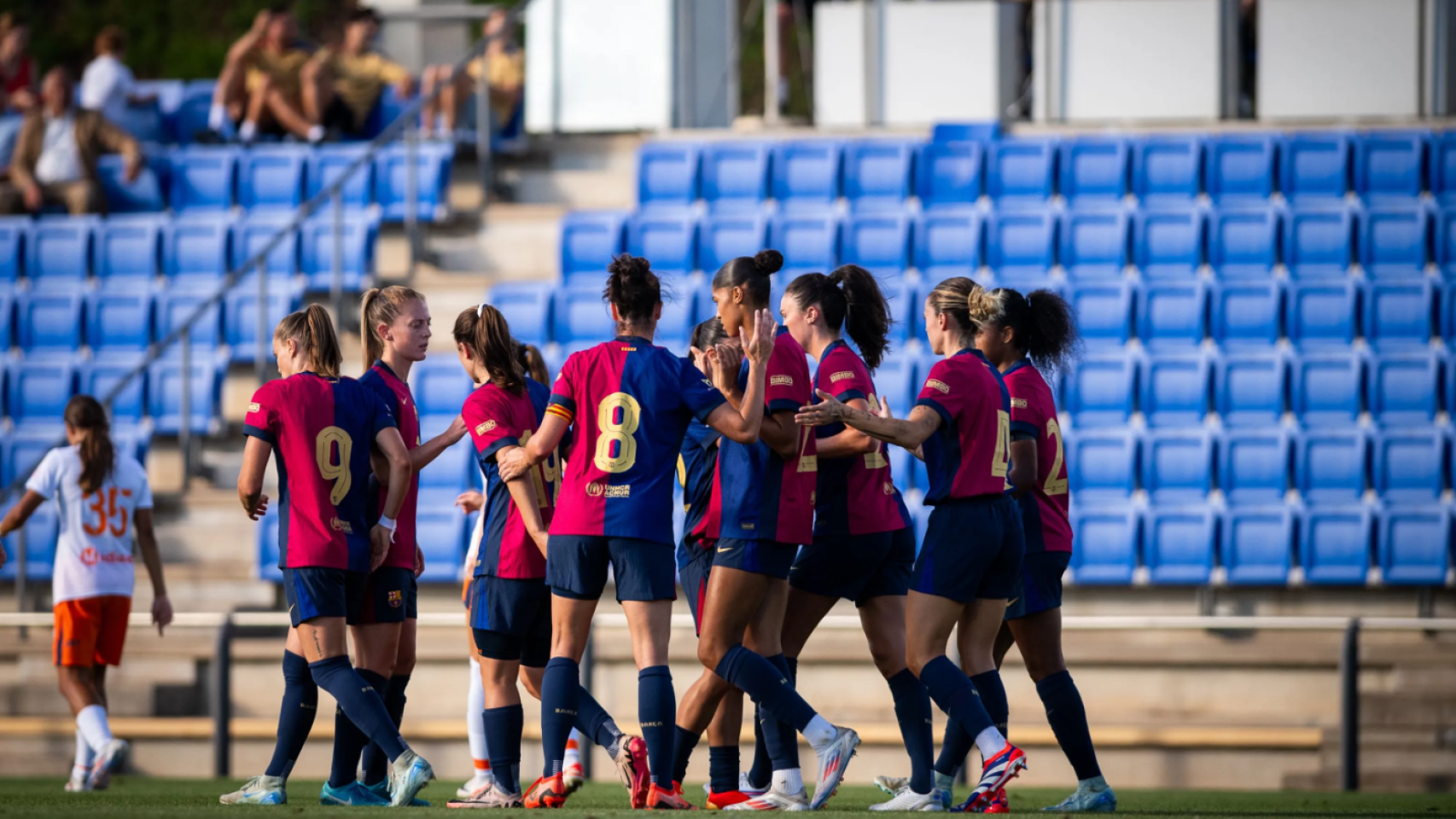 Las jugadoras del Barça Femenino se felicitan por un gol contra el Montpellier