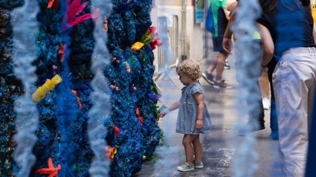 Imagen de archivo de una niña jugando con los detalles de una calle decorada por las fiestas de Gràcia