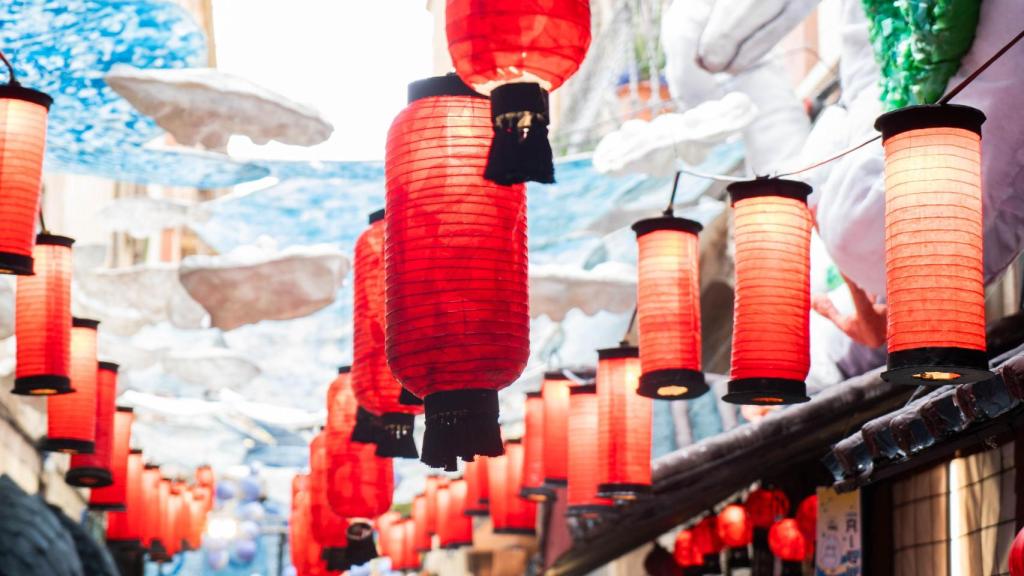 Decoració de llums japonesos del carrer Mozart del barri de Gràcia el 2024