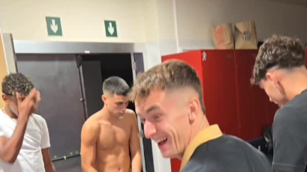 Marc Casadó, Lamine Yamal, Pedri y Héctor Fort juegan al futbolín a las 03.00 horas, tras ganar al Valencia