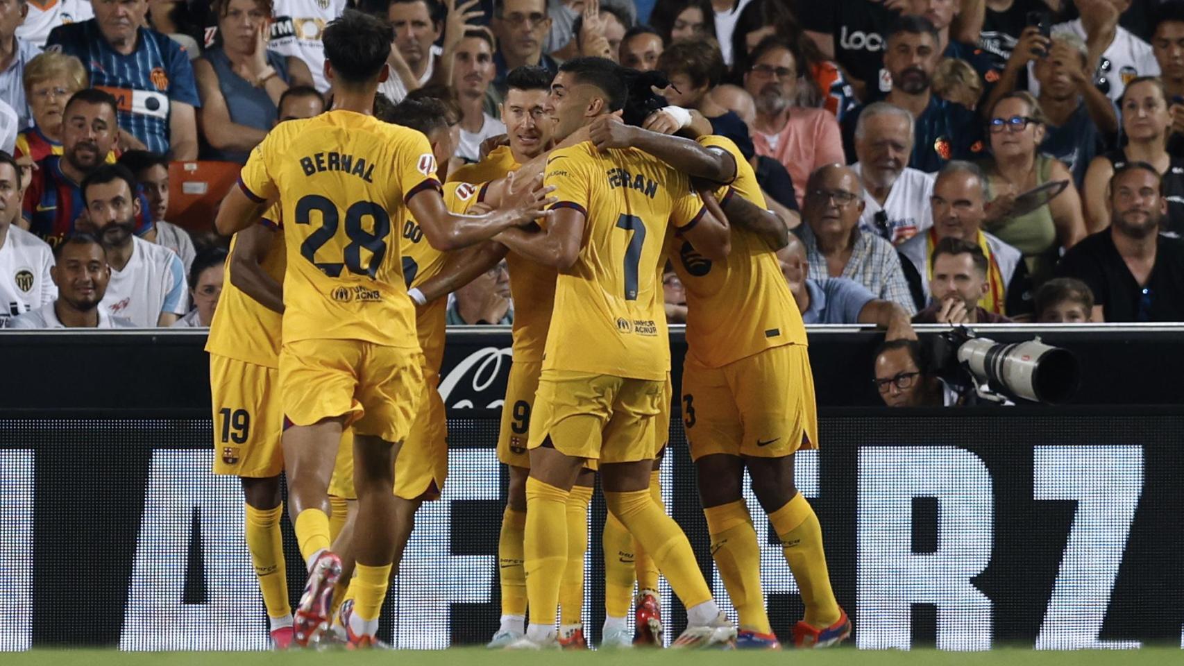 Los jugadores del Barça celebran el doblete de Lewandowski contra el Valencia