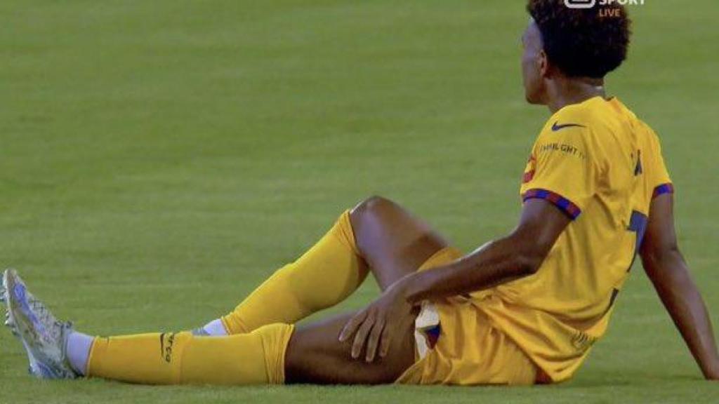 Alejandro Balde, tendido sobre el terreno de juego tras resentirse del muslo izquierdo