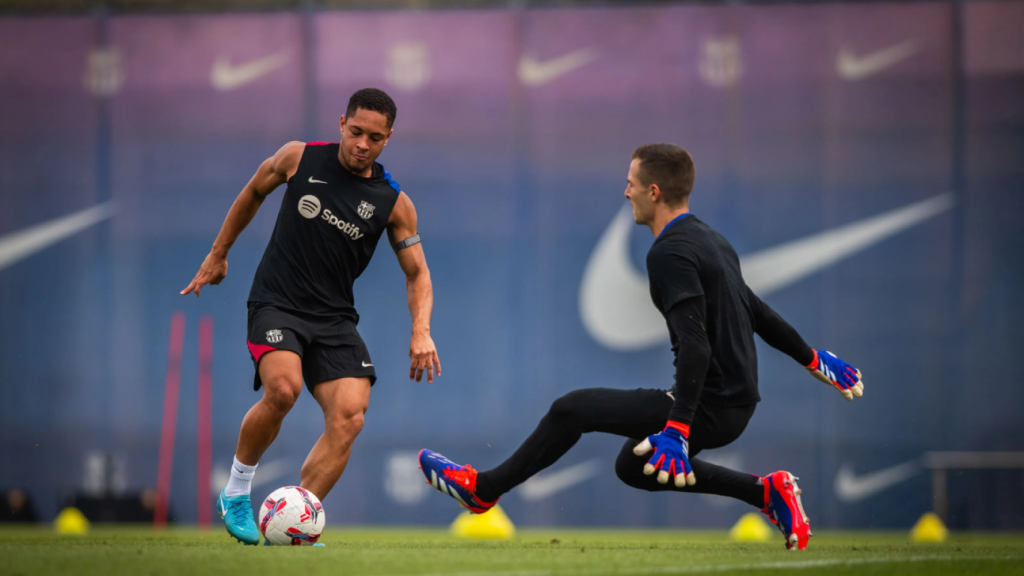 Vitor Roque encara a Iñaki Peña en un entrenamiento del Barça