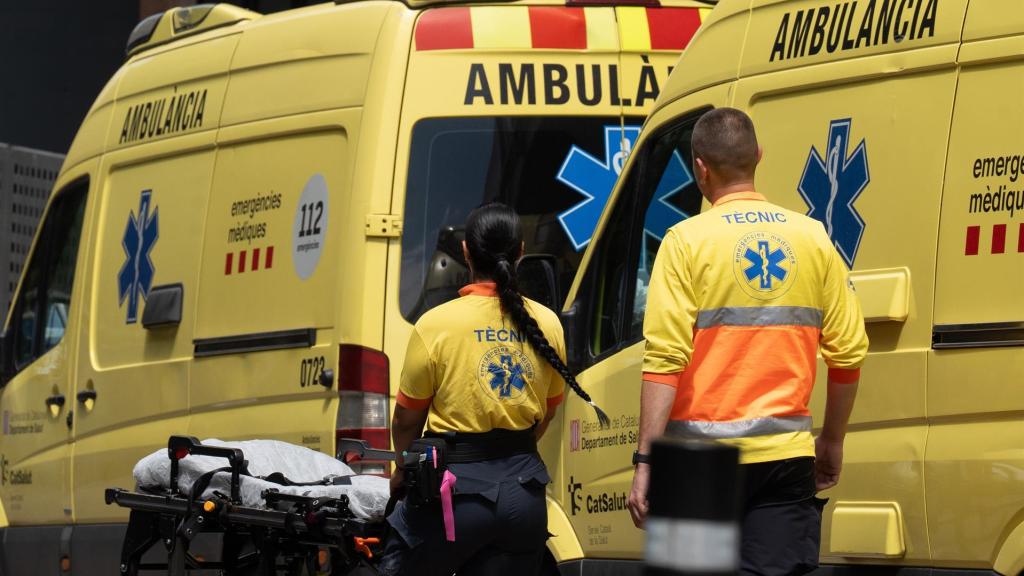 Unos sanitarios trabajan en una ambulancia en Barcelona