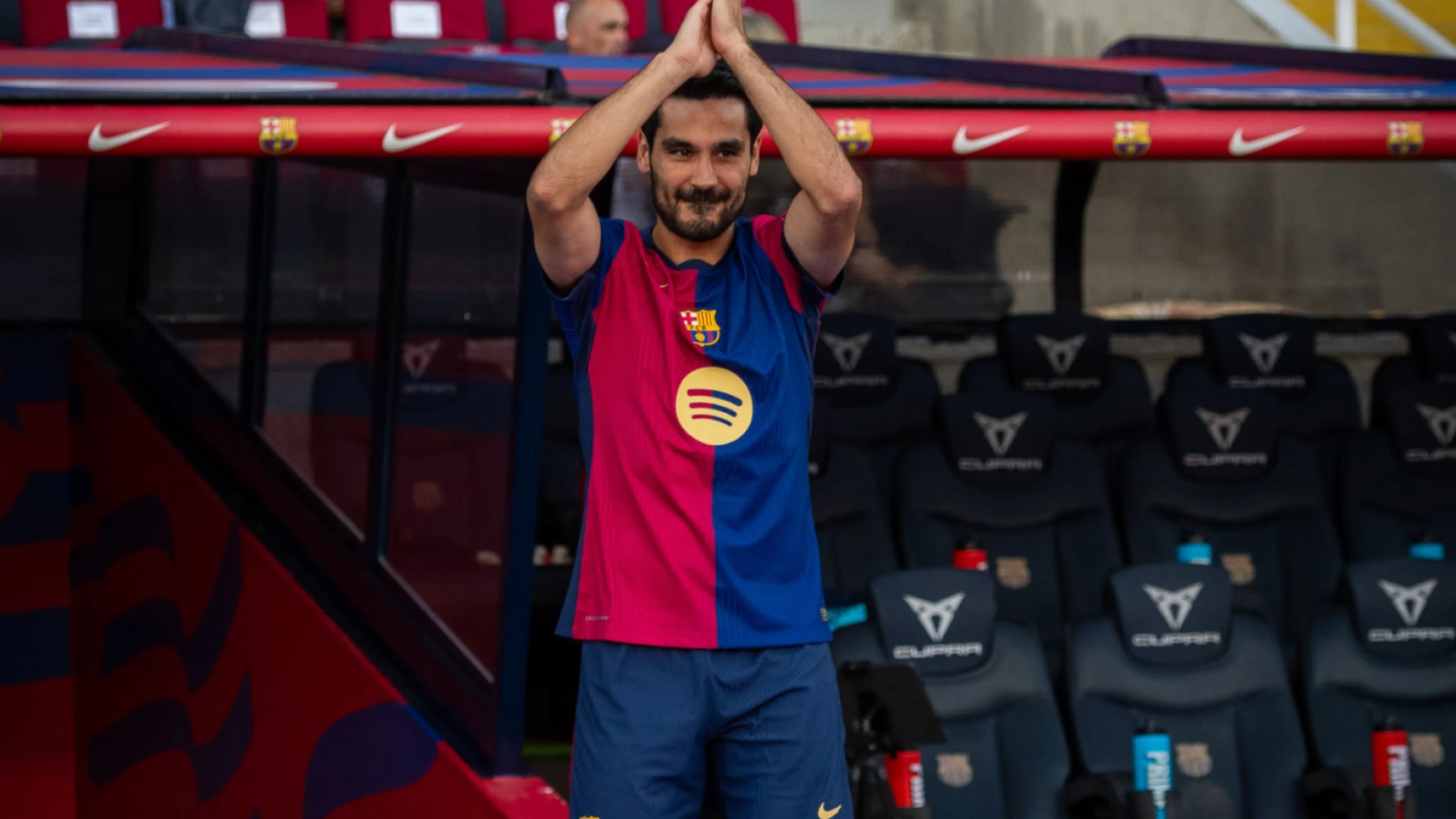 Ilkay Gundogan aparece ante los culés en el Estadi Olímpic de Montjuïc antes del Gamper
