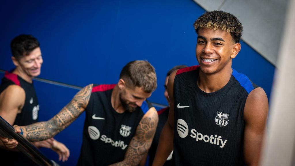 Lamine Yamal, Iñigo Martínez y Lewandowski en un entrenamiento del primer equipo del Barça