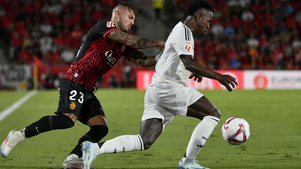 Vinicius Jr, perseguido por Pablo Maffeo en el Mallorca-Real Madrid