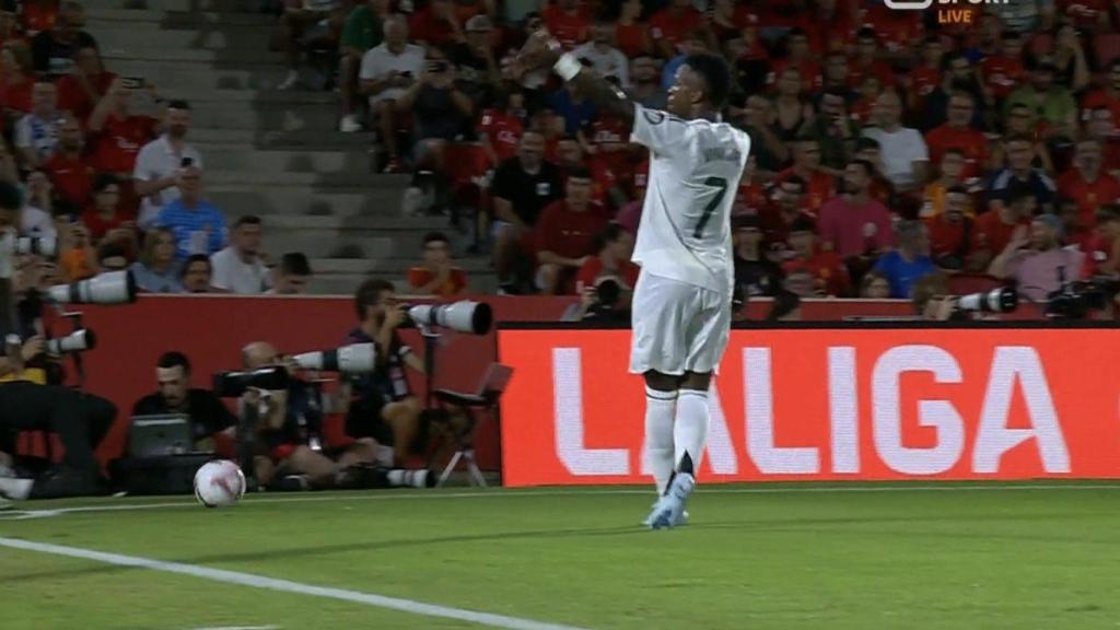 Vinicius se dirige a la grada de Son Moix, estadio del Mallorca